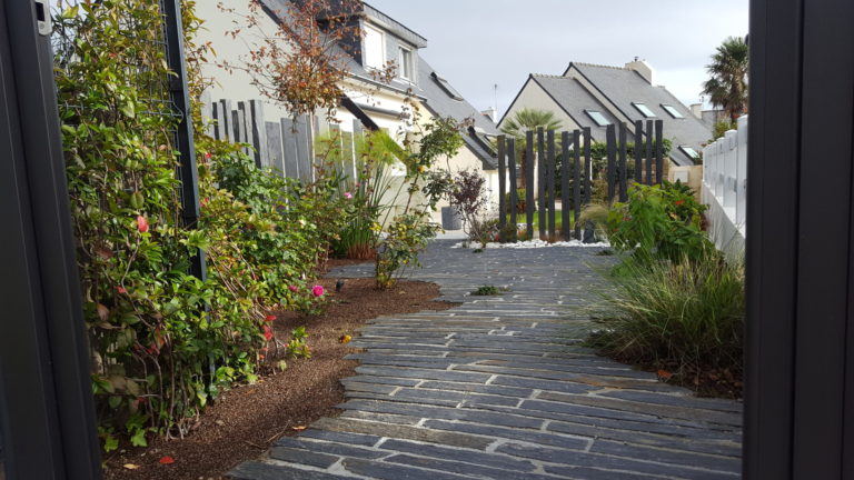 Cheminement en shiste integration de vegetaux Concarneau - Accès et cheminements - Quimper Brest